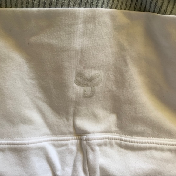 TnAction Atmosphere Hi-Rise 5" Short in White - Picture 4 of 5